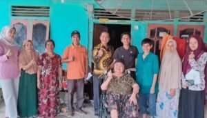 35512-baznas-sijunjung-serahkan-bantuan-kursi-roda-untuk-warga-kurang-mampu