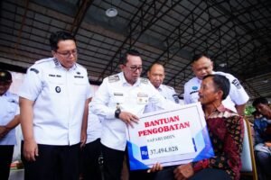 98250-bupati-eka-putra-serahkan-bansos-bencana-hidrometeorologi-rp13-miliar-1536x1025